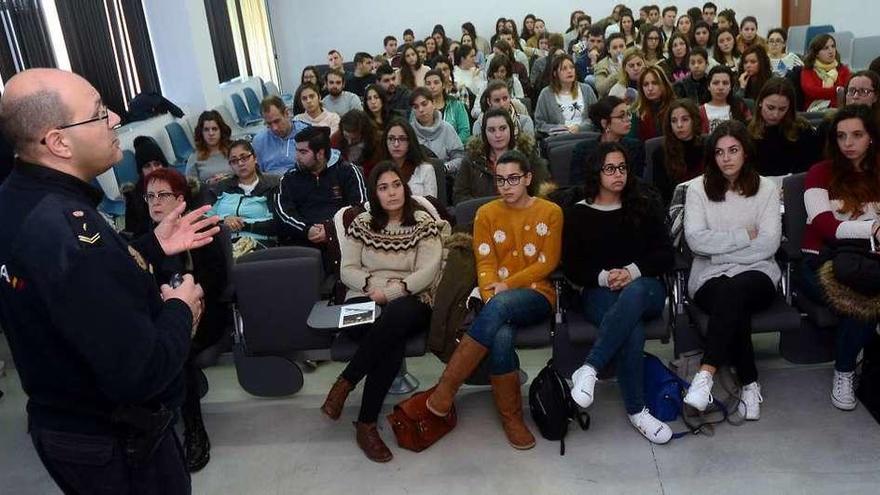 Charla de la Policía Nacional sobre el acoso escolar en una facultad gallega.