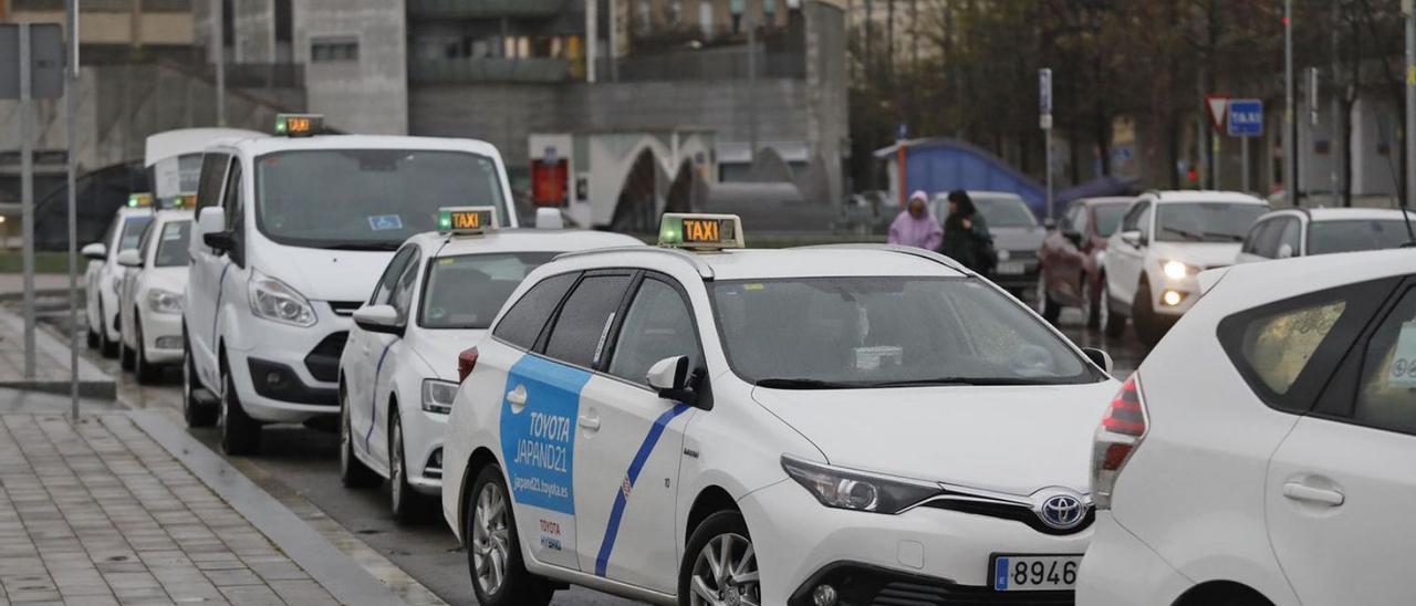 Taxistes a la zona del parc Central en una imatge d’arxiu. | ANIOL RESCLOSA