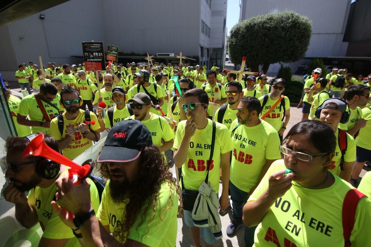 200 trabajadores de ABB Córdoba se manifiestan en la sede de Madrid