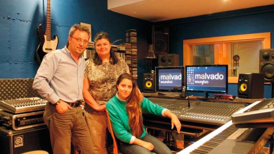 Por la izquierda, Amado Llera, Covadonga Riesco y Lara Llera, en las instalaciones de Malvado Sound Lab.