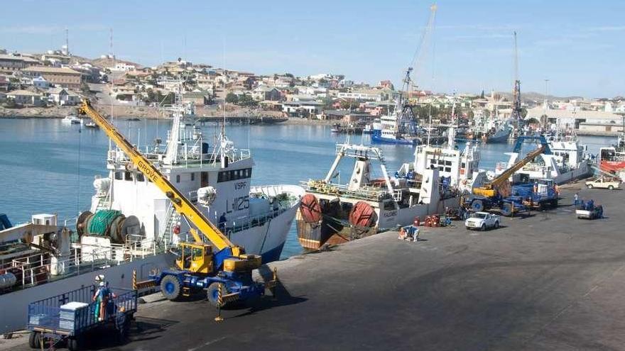 Barcos de pesca en el puerto de Lüderitz, situado en el sur de Namibia.