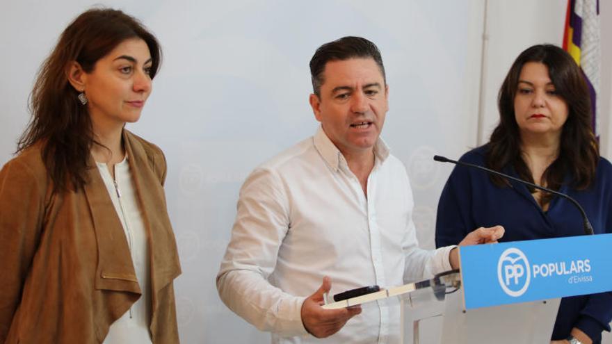 Sara Ramon, Miquel Jerez y María José Ribas, esta mañana en la sede del PP de Ibiza.