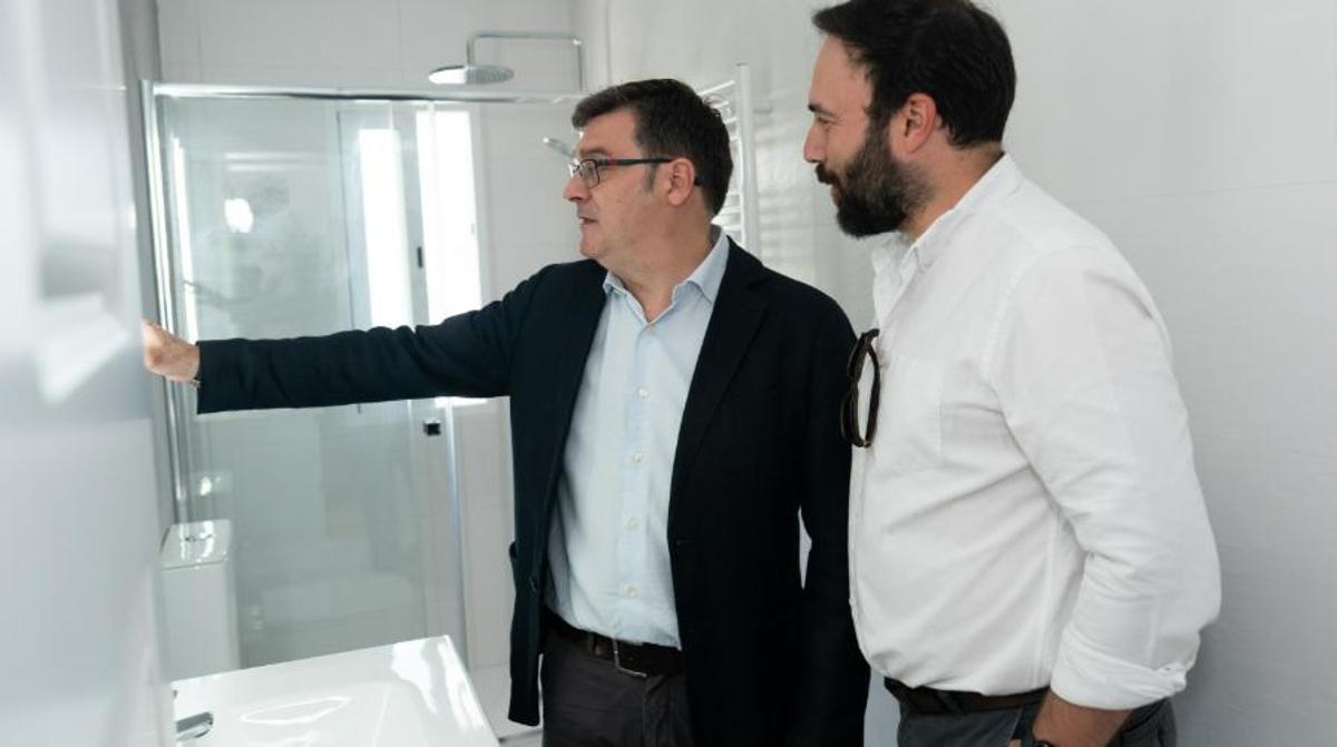 Visita de González y Niño a una de las viviendas del Programa ReViVa.