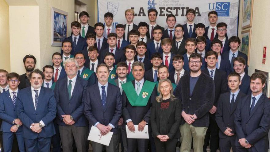 Premiados y personalidades en el acto académico, ayer.