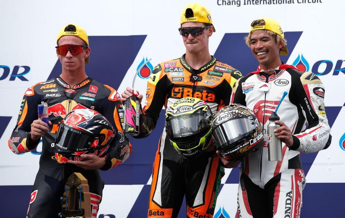 Acosta (izquierda) y Aldeguer (centro), en el Gran Premio de Tailandia. | RUNGROJ YONGRIT/EFE