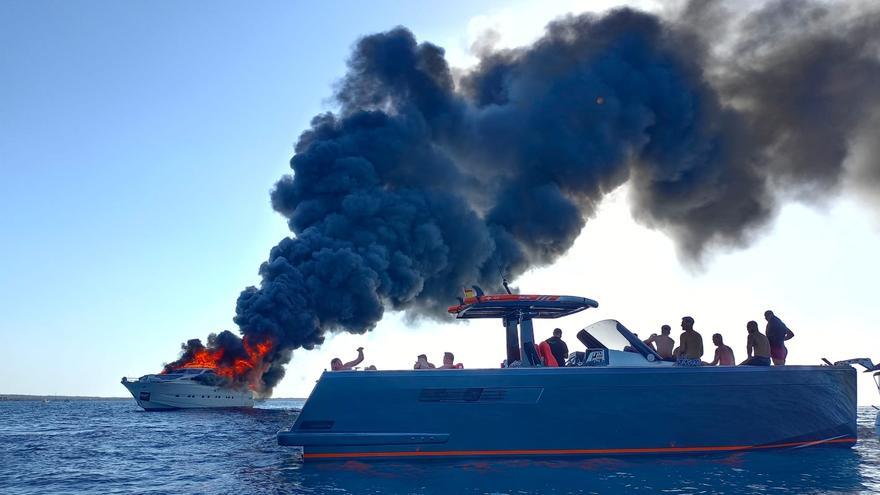 Arde un yate de 30 metros con 17 ocupantes a bordo en la costa de Formentera