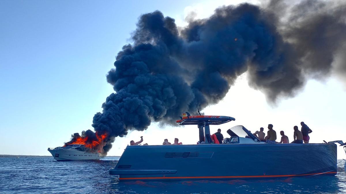 Un yate arde en la costa de Formentera