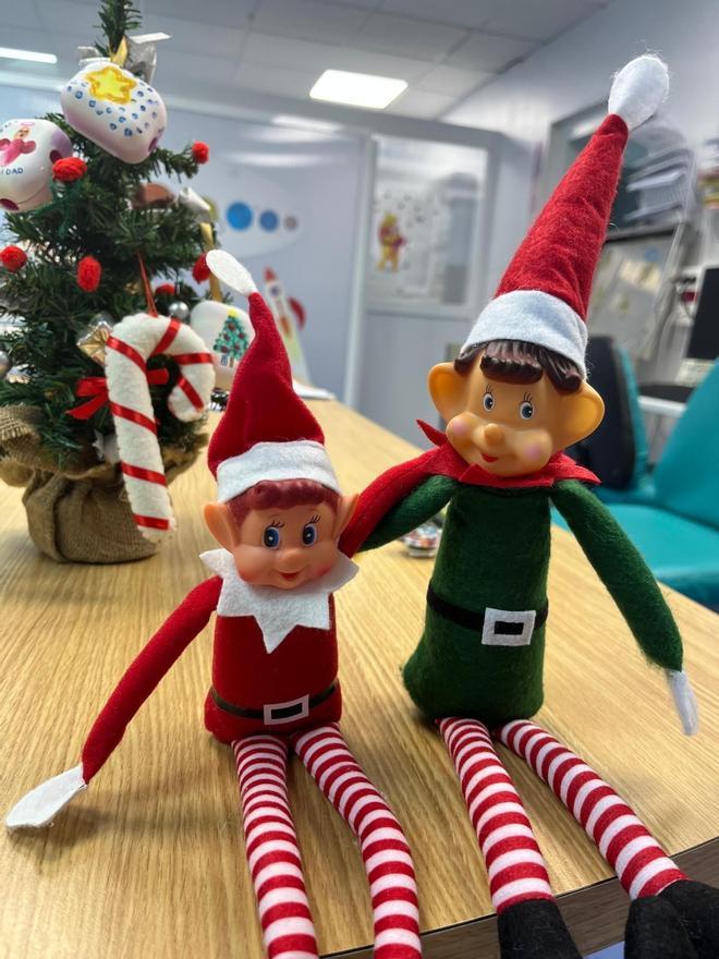 Los elfos de Santa revolucionan el Materno Infantil de Badajoz