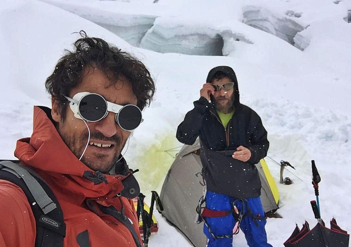 Jorge Egocheaga, al fondo, y Martín Ramos, durante su ascensión al Manaslu. | M. R.