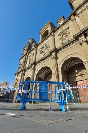 25-09-2018 LAS PALMAS DE GRAN CANARIA. Vallado de la fachada de la catedral por la caída de cascotes. Fotógrafo: ANDRES CRUZ  | 25/09/2018 | Fotógrafo: Andrés Cruz