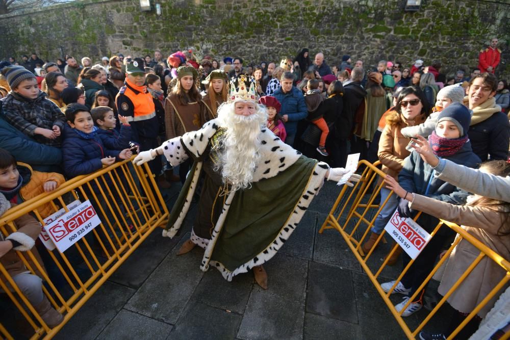 Una multitud recibe a los Reyes en Pontevedra