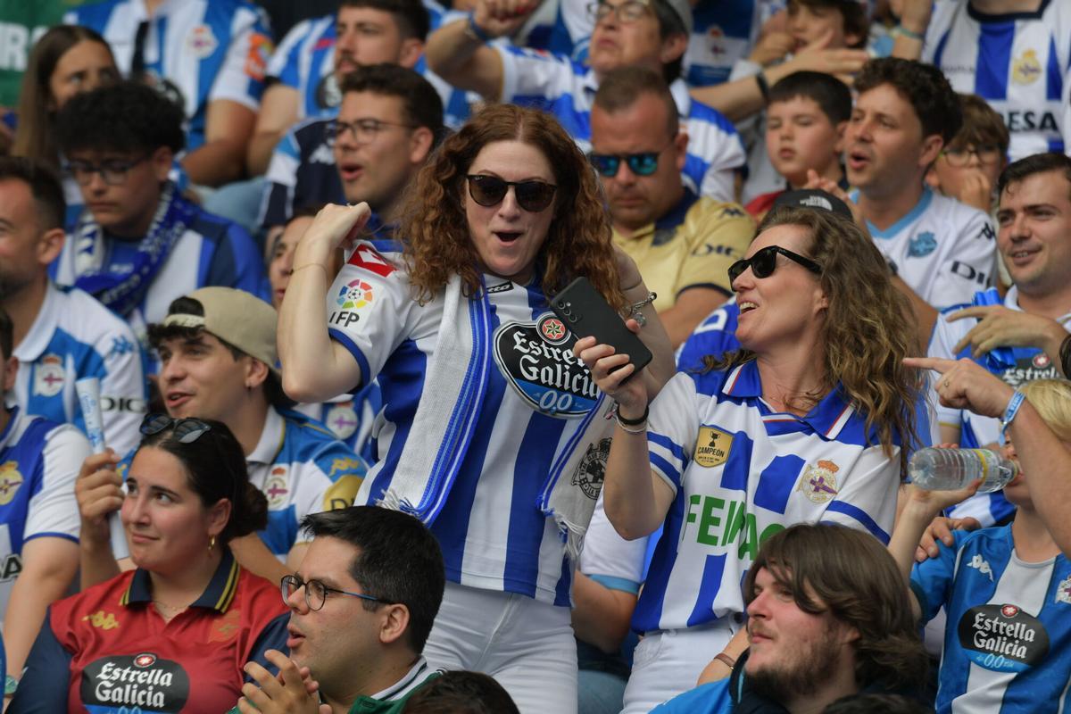 La fiesta lo inundó todo en Riazor, el fútbol era de lo menos
