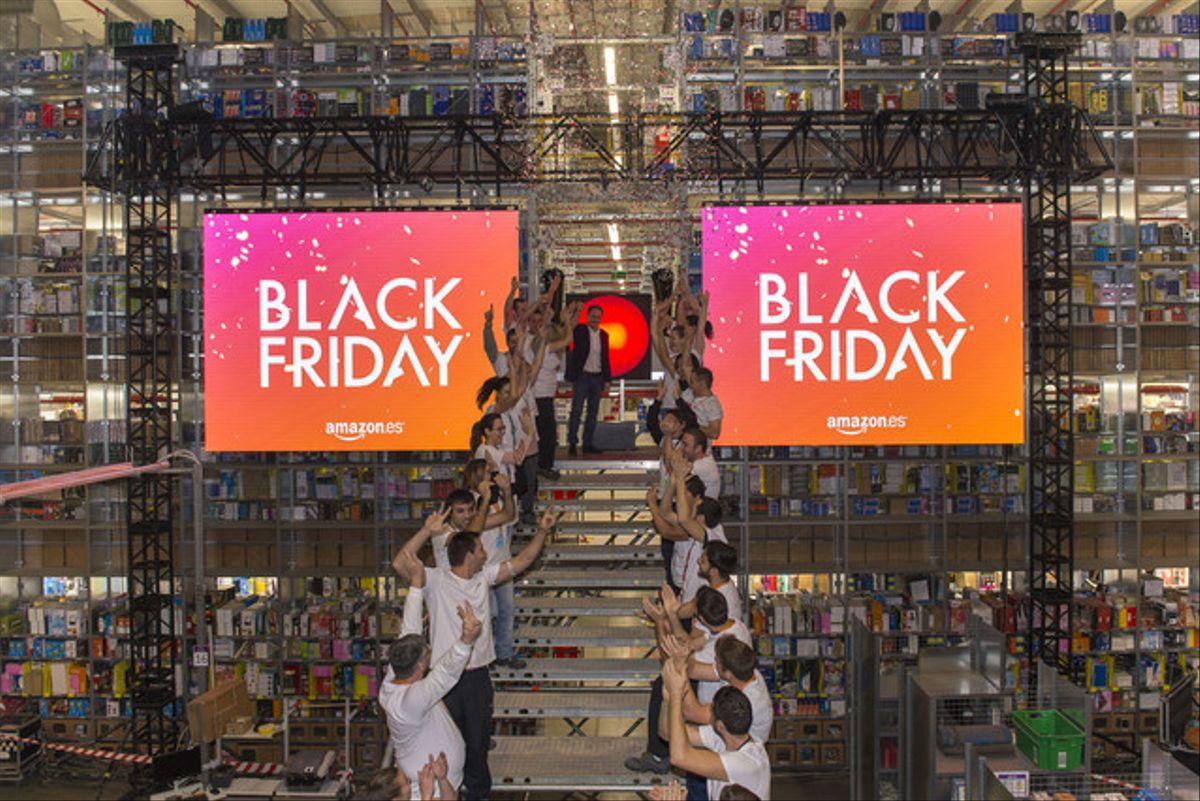 Imagen de la activación del Black Friday en uno de los almacenes de Amazon.
