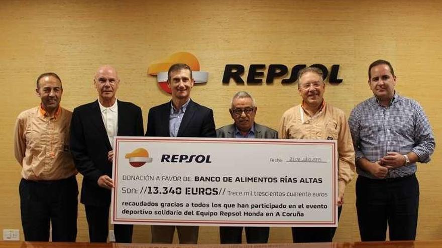 El cheque de Repsol para el banco de alimentos.