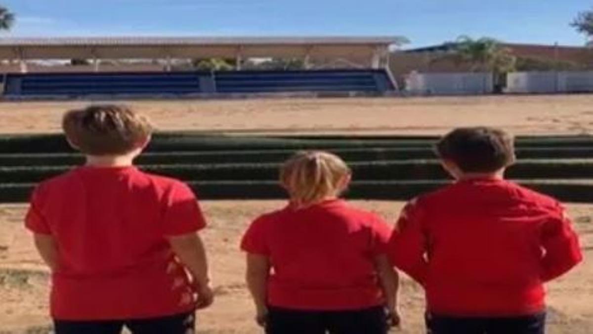 Pequeños de la UD Aldaia miran como el campo ha quedado desolado