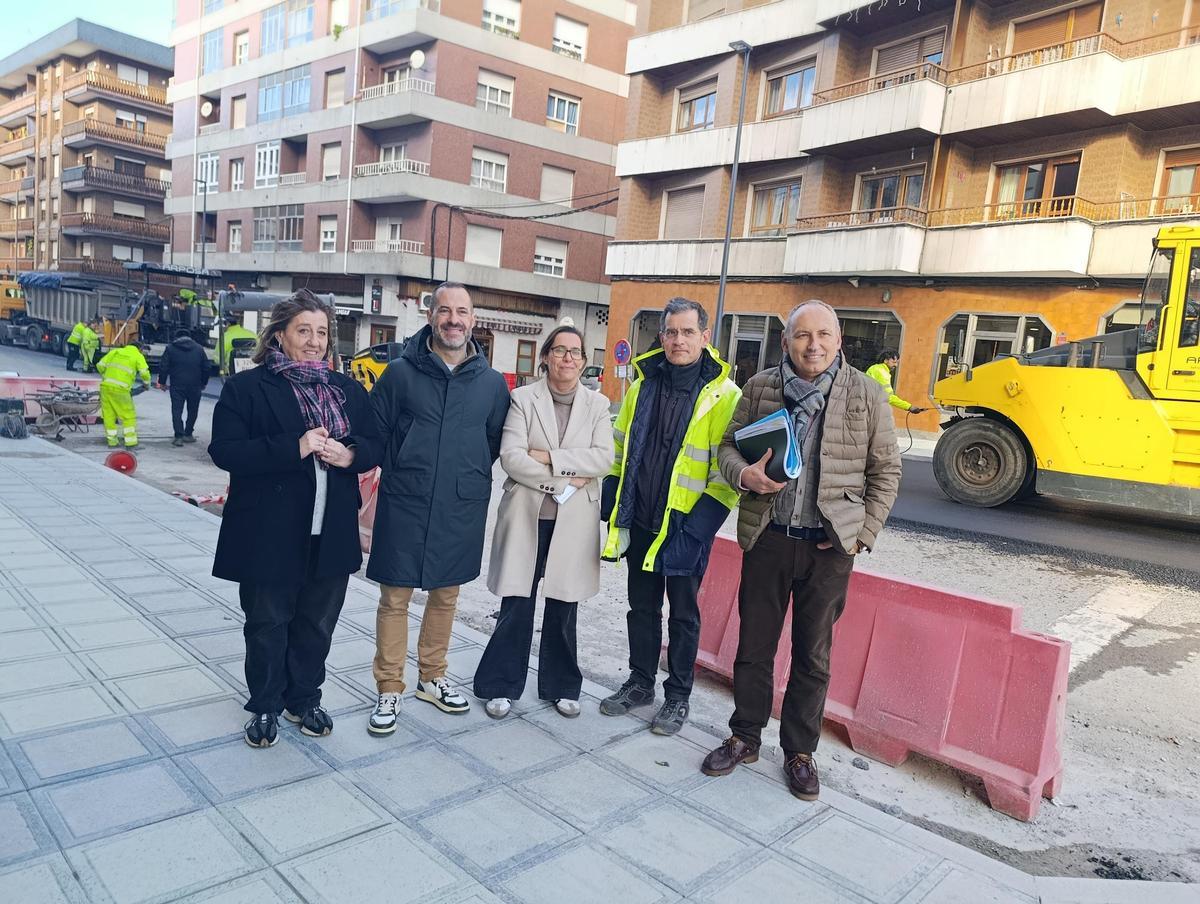 Por la izquierda, Sonia Lago, Ángel García, Leyre Gabilondo, Roberto Fernández y Juan Carlos Álvarez, en la Avenida de Oviedo de El Berrón, en Siero.