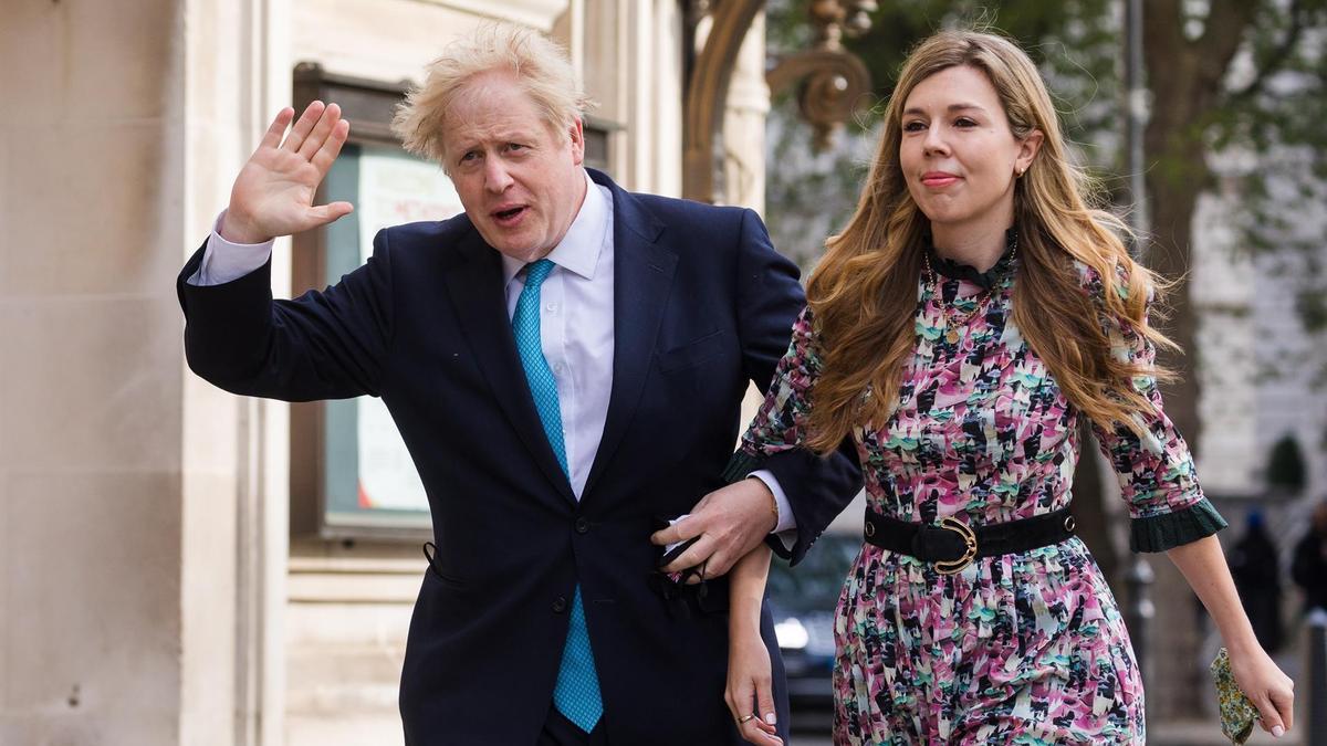 Boris Johnson ha acudido a votar junto a su pareja, Carrie Symonds.