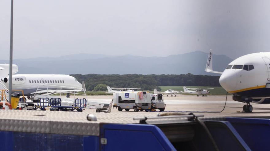 Un avió de Ryanair a l&#039;aeroport de Girona-Costa Brava.