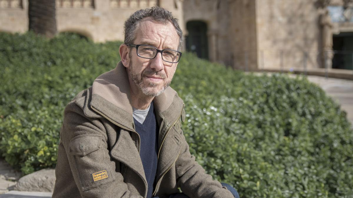 13/01/2020 - BARCELONA. El escritor Ricardo Menéndez Salmón sentado en la escalinata del hospital Sant Pau. AUTOR: JORGE GIL