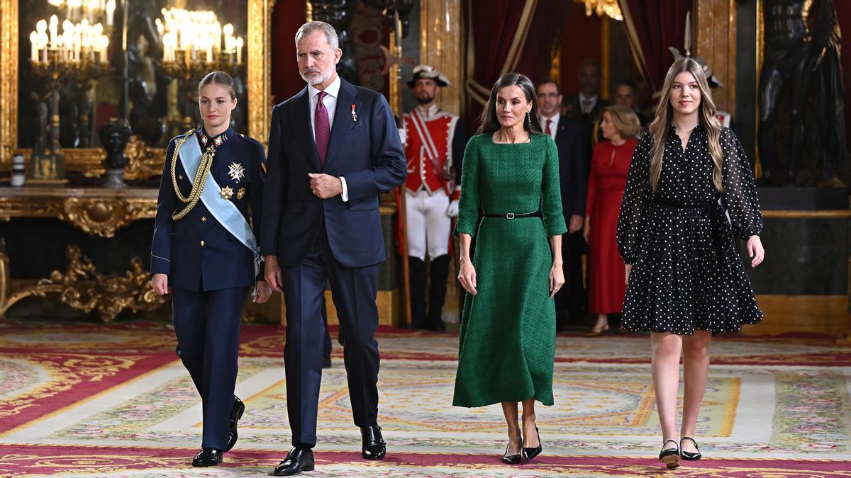 Los Reyes, la Princesa de Asturias y la Infanta Sofía presiden una recepción en el Palacio Real por el Día de la Fiesta Nacional