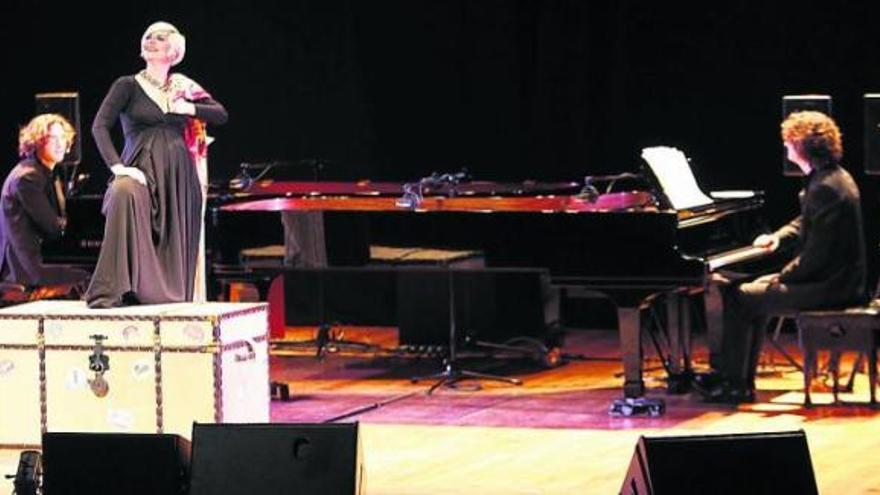 Pasión Vega junto a los hermanos Valle, al piano, ayer en el Teatro del Centro Cultural Caixanova. // José Lores