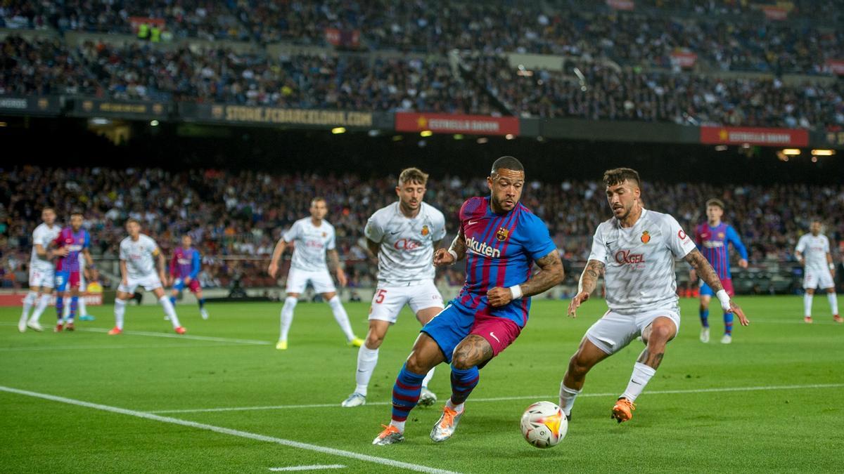 Memphis, en una jugada de ataque del Barça ante el Mallorca en el Camp Nou.