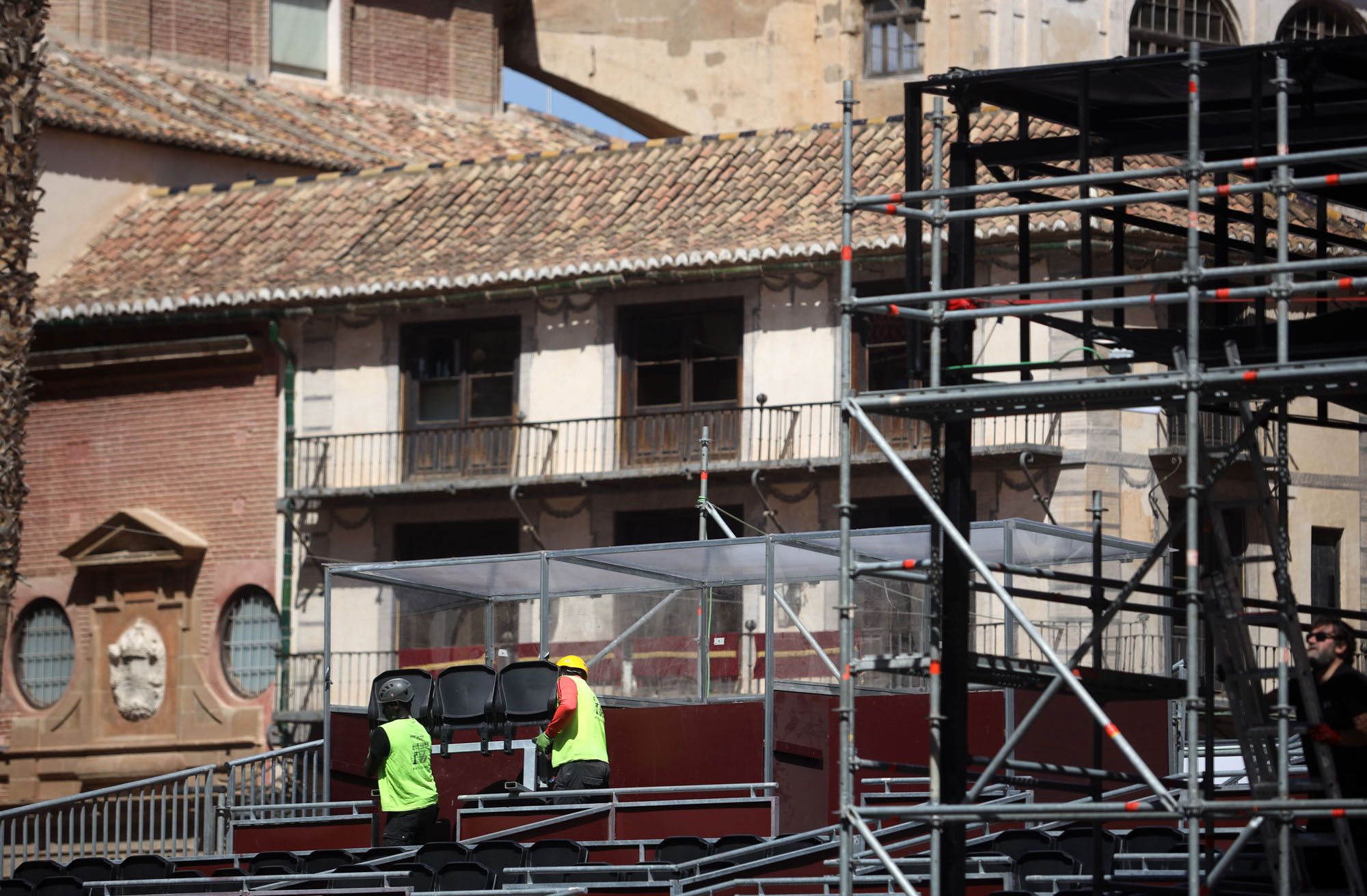 Semana Santa 2023 | Preparativos y montaje de la tribuna en el Centro de Málaga