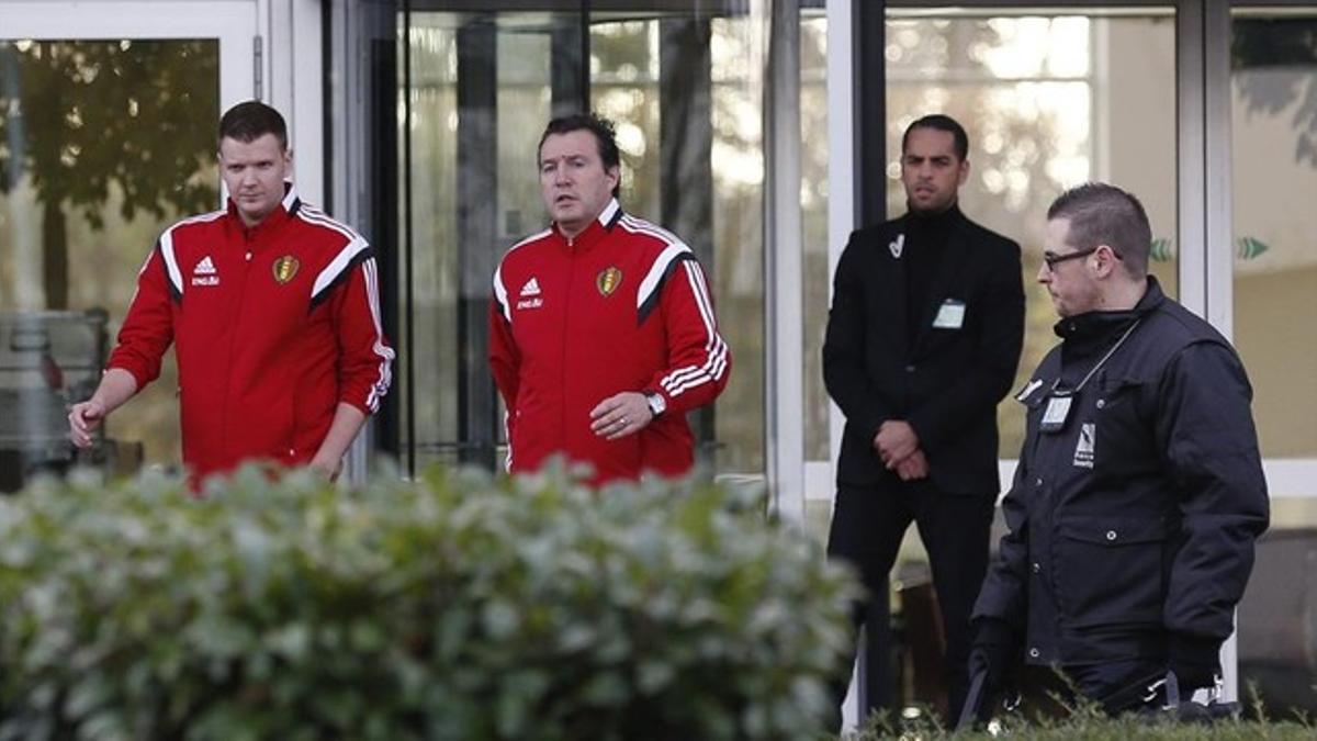 El seleccionador belga, Marc Wilmots, abandona el hotel de concentración.