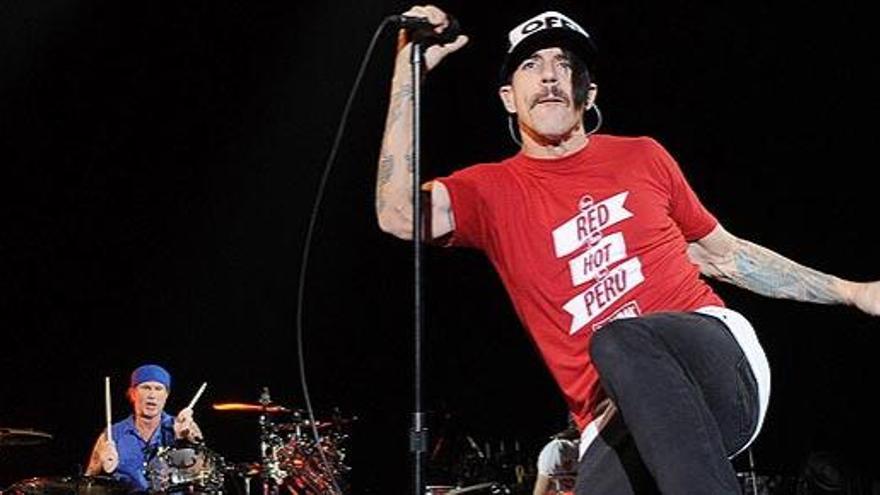 El cantante Anthony Kiedis de la banda Red Hot Chili Peppers , durante un concierto en Turín , el pasado día 10.