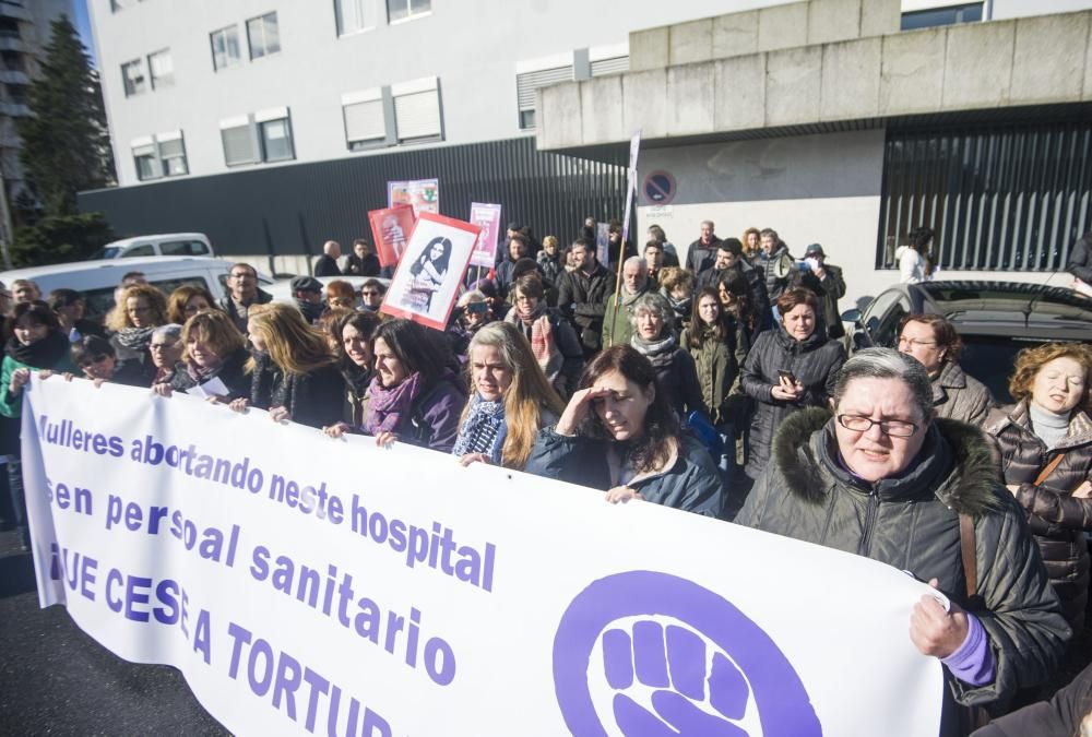 Concentración para reclamar un trato digno a mujeres sometidas a abortos