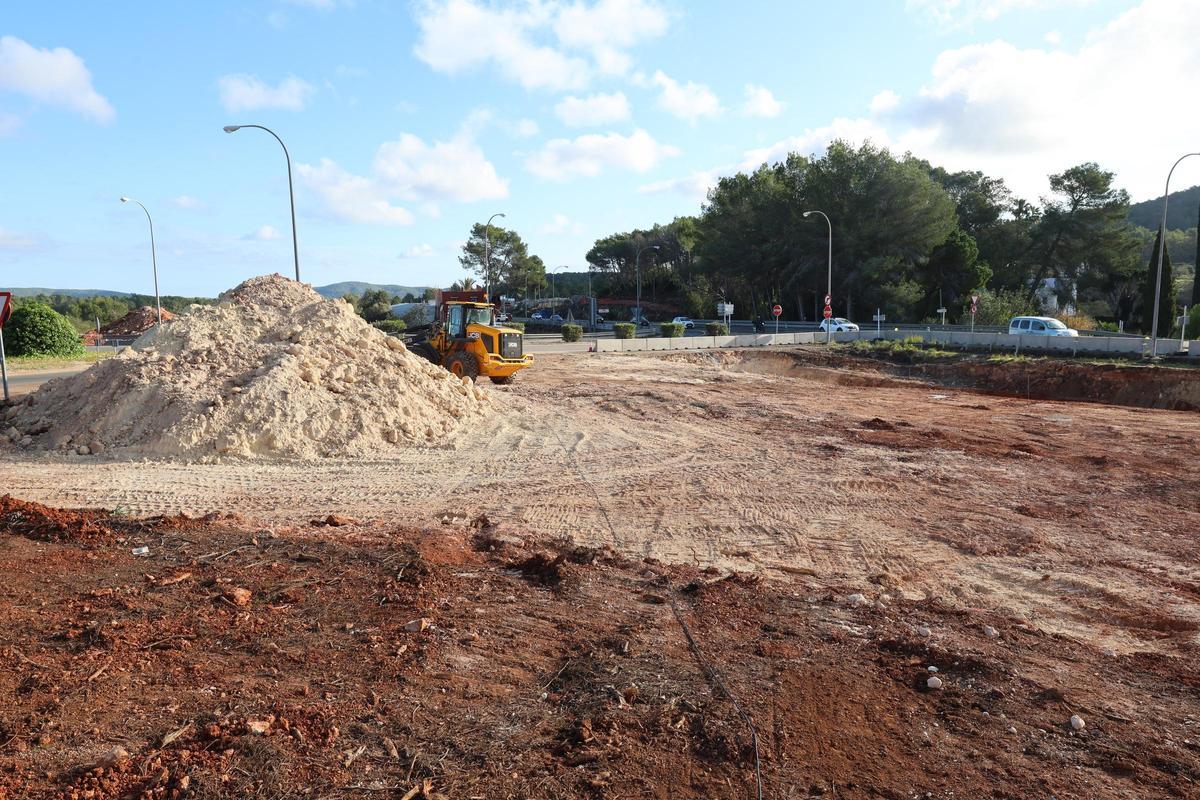 El desbroce y movimiento de tierras para contruir la rotonda empezó en octubre.