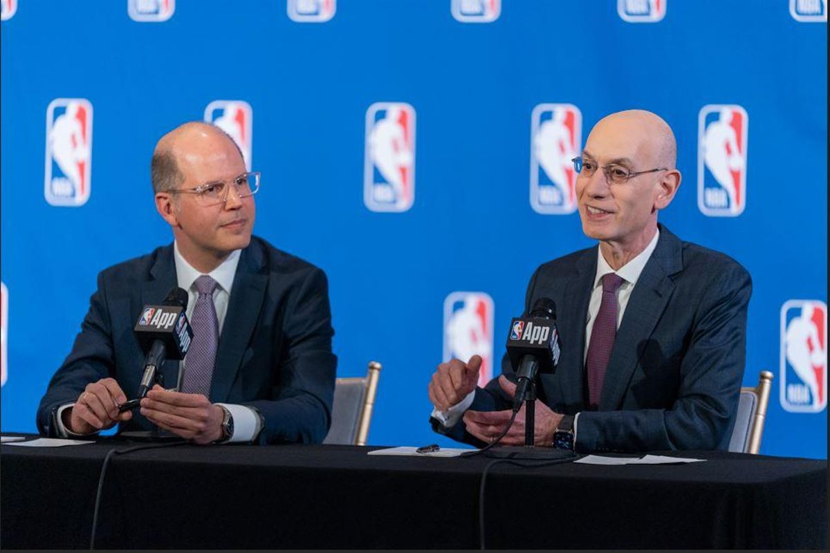 El secretario general de la FIBA, Andreas Zagklis, junto al comisionado de la NBA, Adam Silver