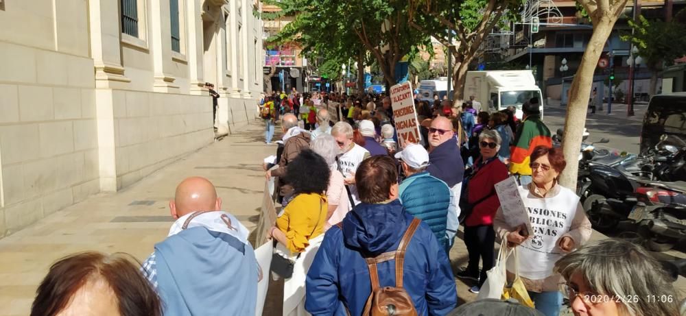 Los pensionistas alicantinos piden la dimisión del Gobernador del Banco de España