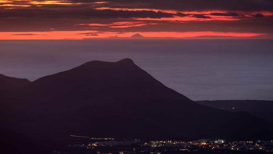 Lanzarote observa de lejos el Teide