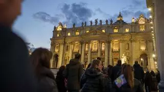 Un total de 135.000 personas acuden a la capilla ardiente de Benedicto XVI