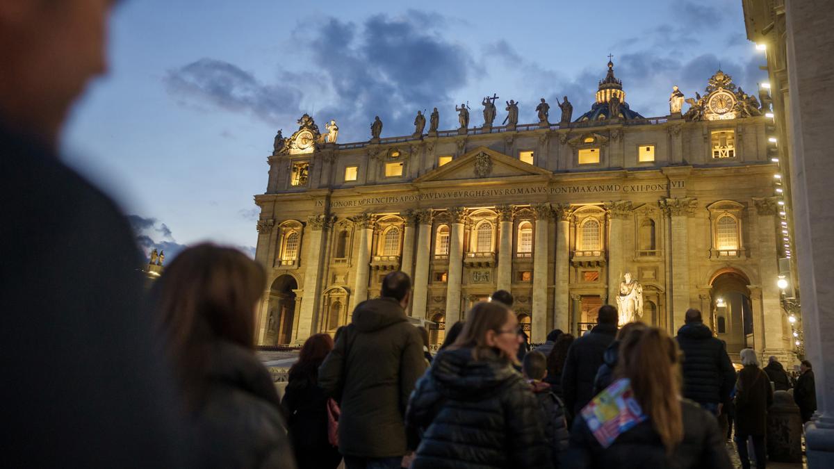 Una fila de personas espera ante la basílica de San Pedro para despedir al Papa emérito Benedicto XVI.