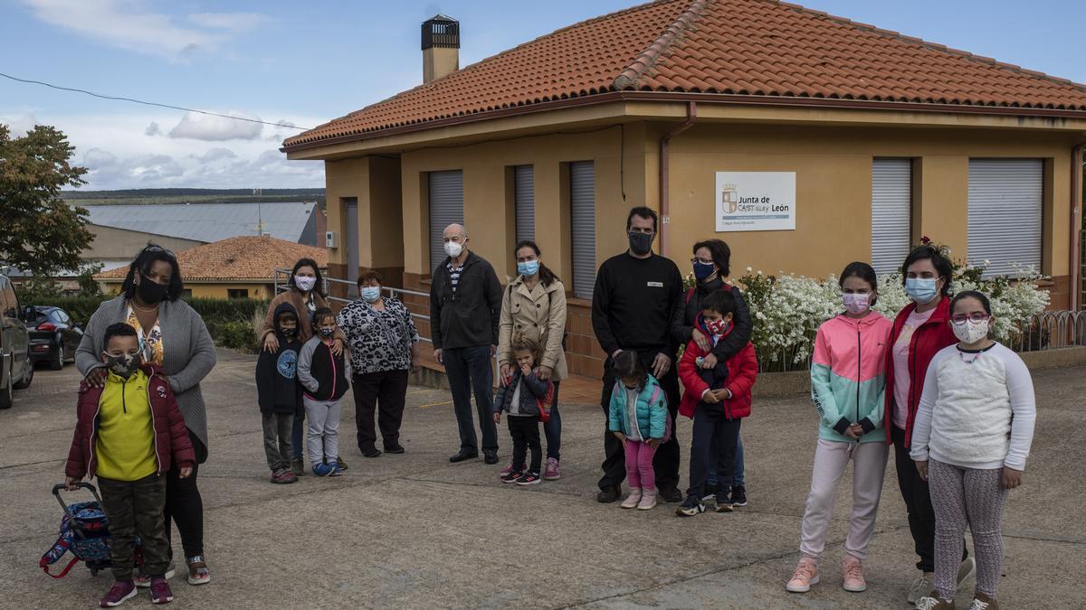 Los ocho niños del colegio de Arrabalde, junto a varios de sus padres y el maestro de la escuela.