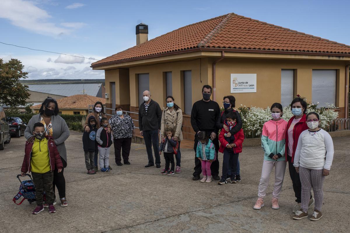 Los ocho niños del colegio de Arrabalde, junto a varios de sus padres y el maestro de la escuela.