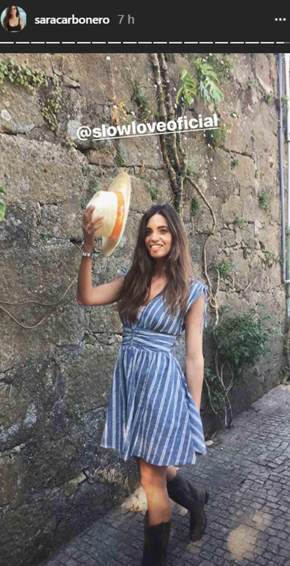 Sara Carbonero con vestido azul de rayas