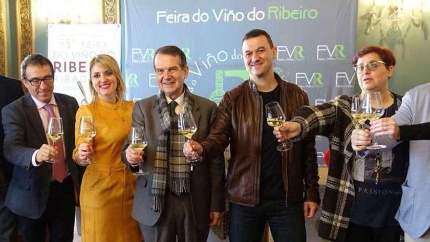 Alcaldes de Vigo y Ribadavia (en el centro) y demás asistentes en la presentación de la feria. // FdV