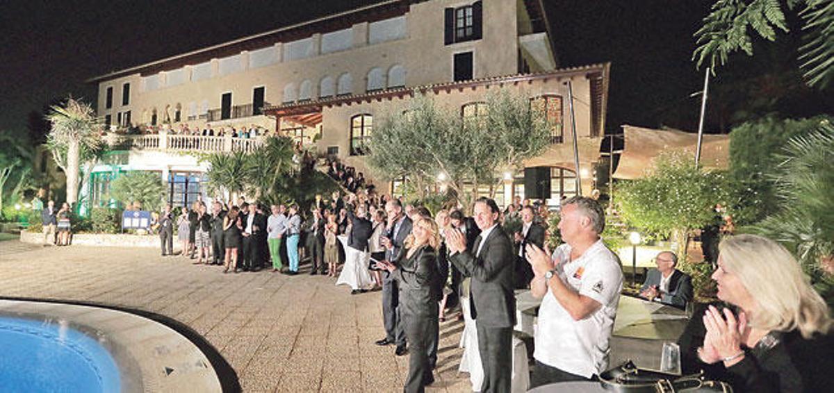 Más de 200 personas participaron anoche en la fiesta de inauguración del hotel renovado.