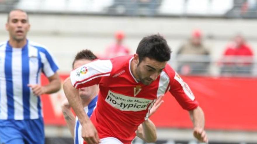 Mario Marín se marcha con el balón en un partido.