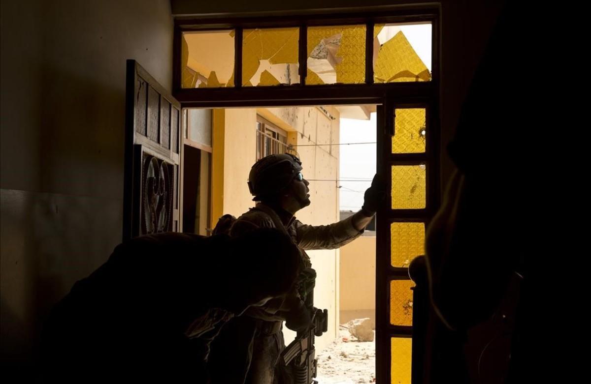 jcarbo38142462 an iraqi special forces soldier scans the sky for islamic st170426172025