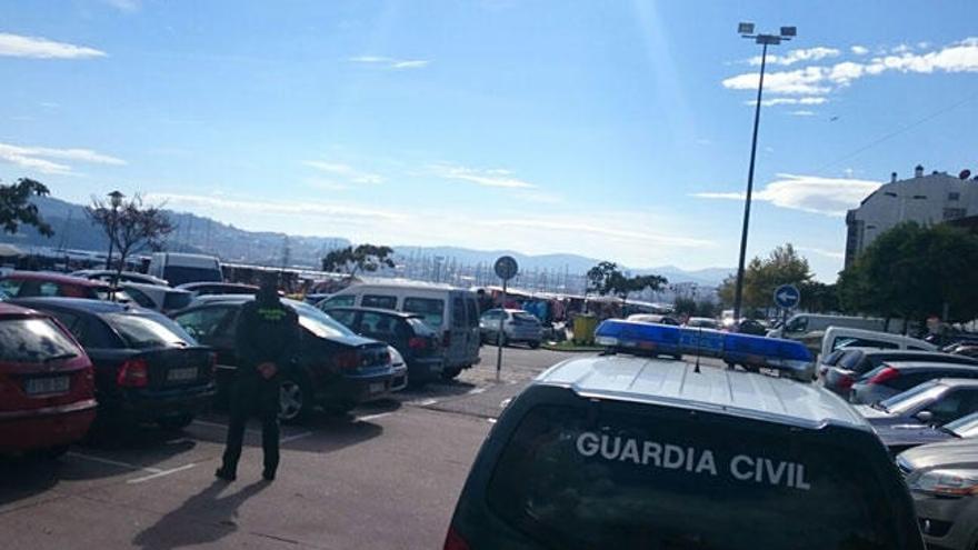 La Guardia Civil vigila el mercadillo de Moaña. // Gonzalo Núñez