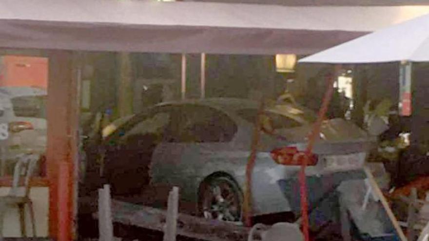 Un coche se estrella contra una pizzeria en París y causa un muerto y ocho heridos