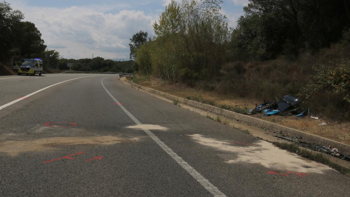 El lloc de l&#039;accident amb una furgoneta dels Mossos al fons