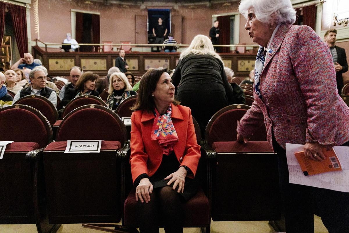 La ministra de Defensa, Margarita Robles, asiste en el Ateneo de Madrid a la presentación del libro 'La justicia de los jueces', de Pascual Ortuño. A la derecha, la presidenta del PSOE-M, Paca Sauquillo.