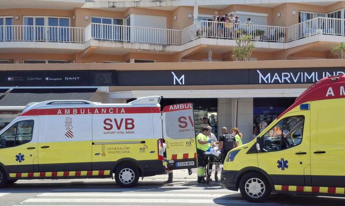 El traslado a la ambulancia del otro niño, de entre 4 y 5 años.