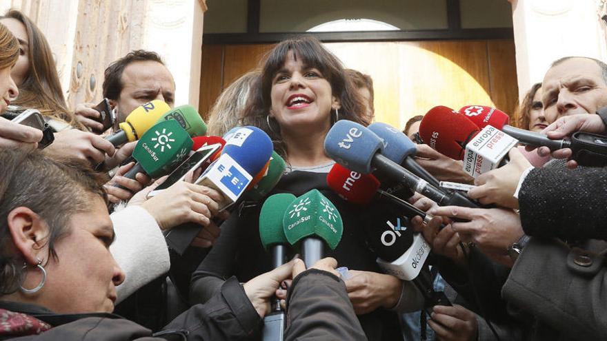 Teresa Rodríguez, atendiendo a los medios tras el discurso de Juanma Moreno.