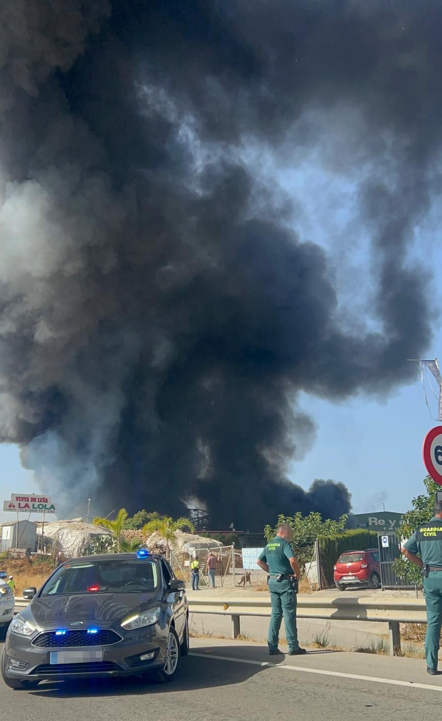 Un incendio calcina dos naves de una explotación de subtropicales en Vélez